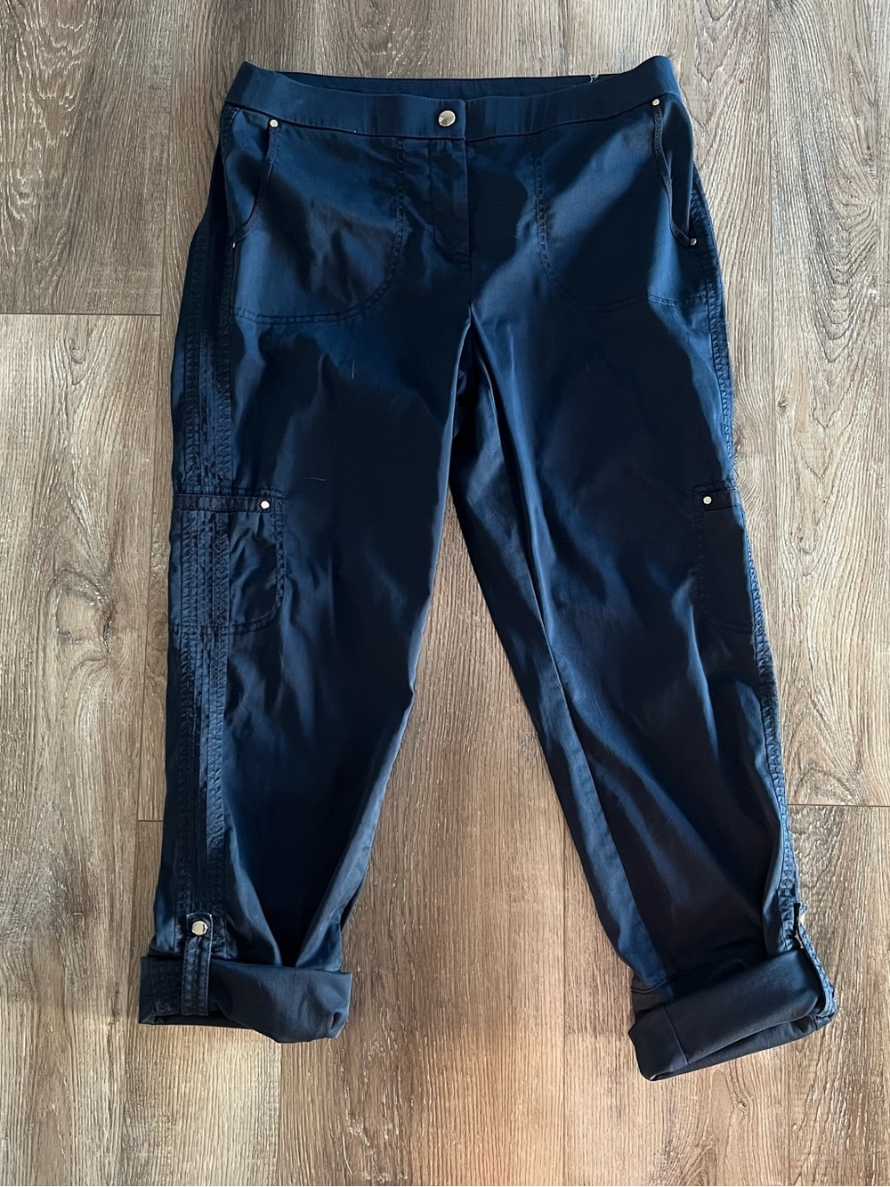 Chico’s Zenergy Size 0 (US 4) Navy Utility Cargo Crop Pants Roll Tab Hem - Picture 3 of 8